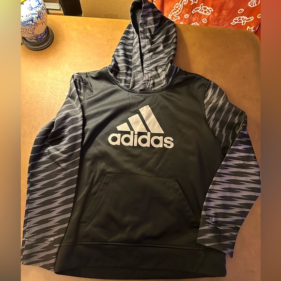 Lot of 5: 1 Hilfiger polo, 2 Adidas, 1 Under Armour, 1 Volcom sweatshirts. - Picture 7 of 10